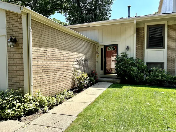 468 Glenway St, Brighton, MI 48116