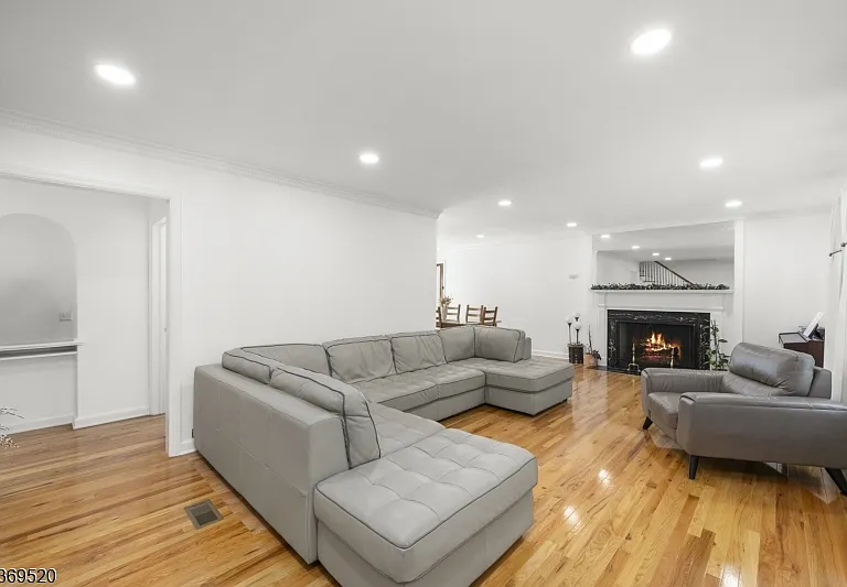 400 Hobart Ave — Photo 1
