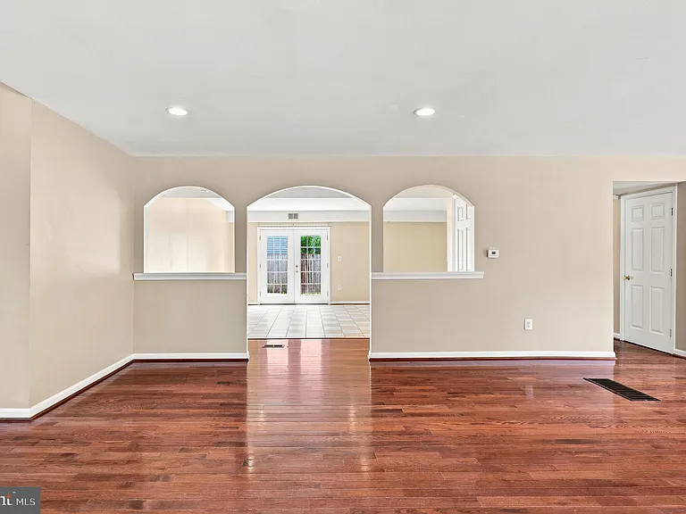 8916 Rugby Rd — Photo 14