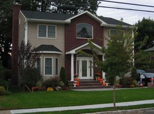 12 Scarcliff Dr, Malverne, NY 11565