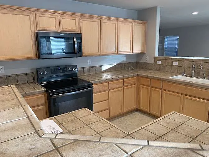 1155 Crescent Dr — Photo 2