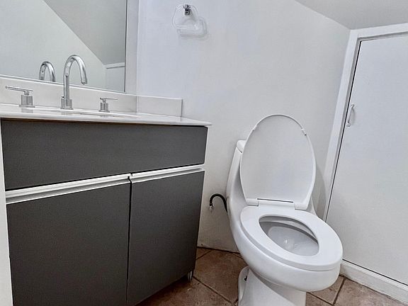 5th image of 2286 N Junipero Ave APT 4
