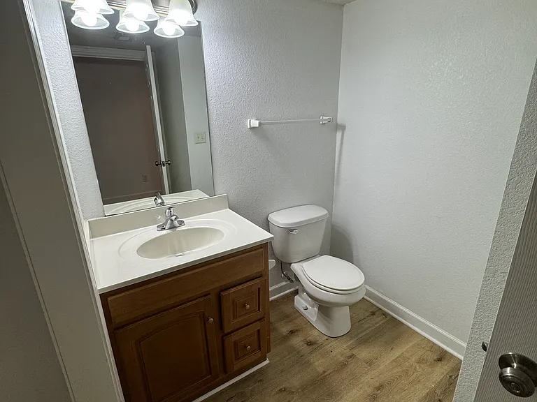 820 SW Peach Tree Ln — Photo 17