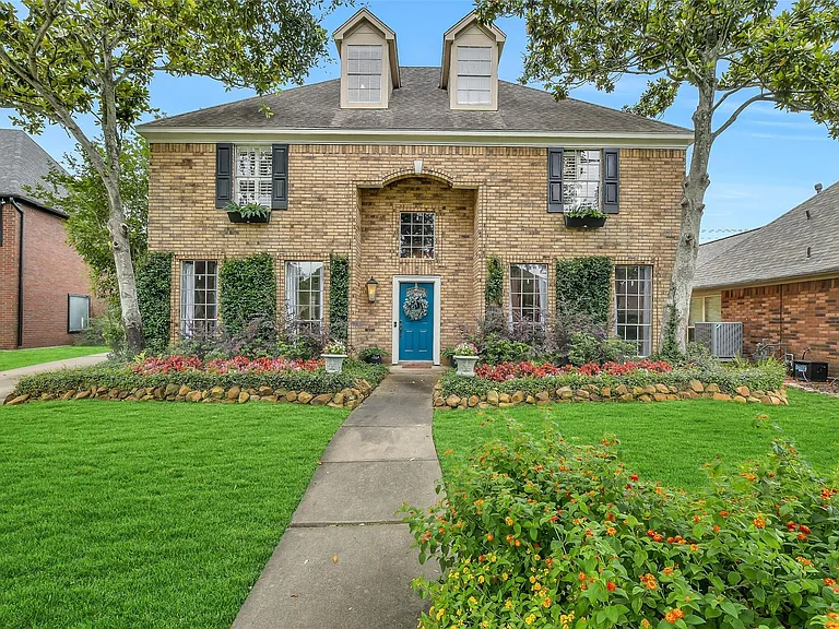 2111 Riverside Dr — Photo 1