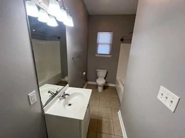 809 E Thomas St — Photo 11
