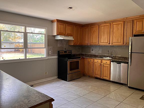 5th image of 1037 Auman Dr W