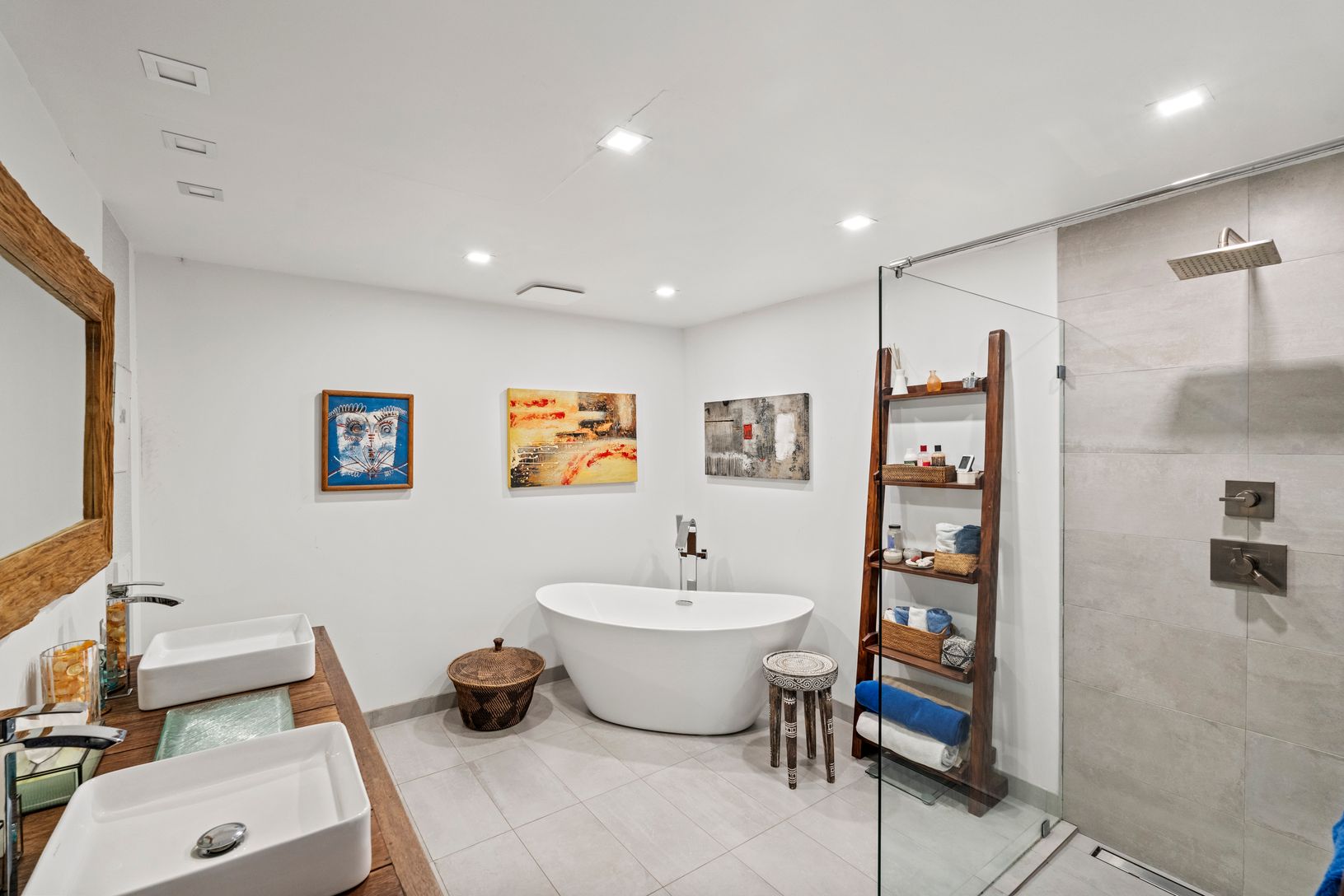  En-suite primary bathroom