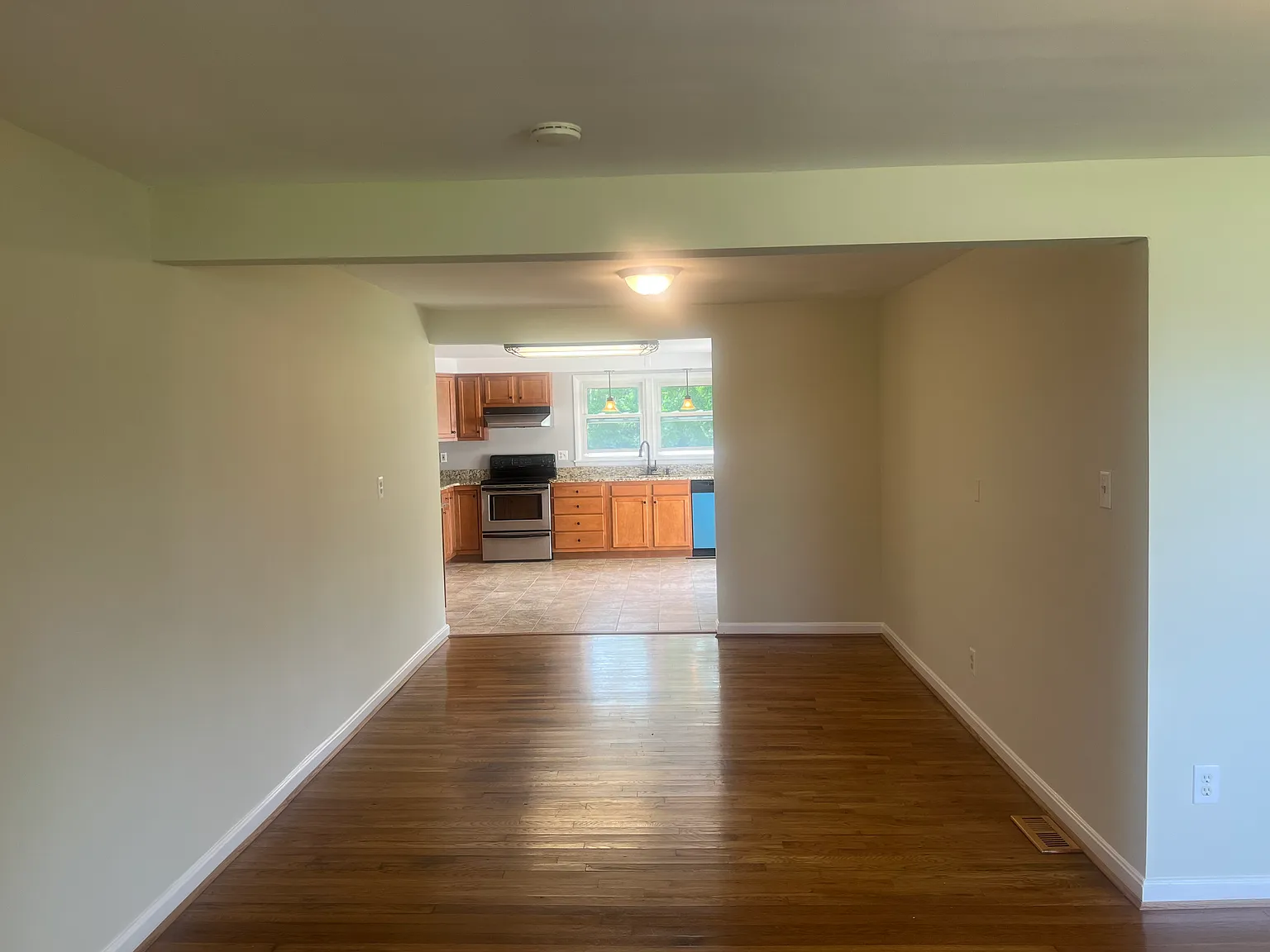 3 bed, 1.5 bath, 1296 sqft, $1,900 — Photo 2