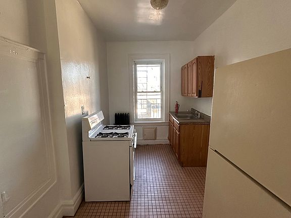 4th image of 169 S Clinton St #C4