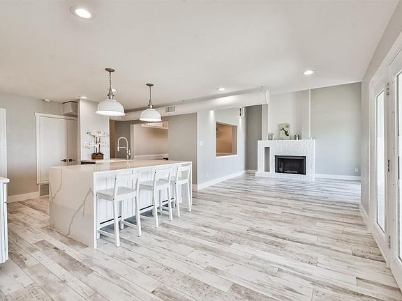 2nd image of 325 Carolcrest Ln Unit 6