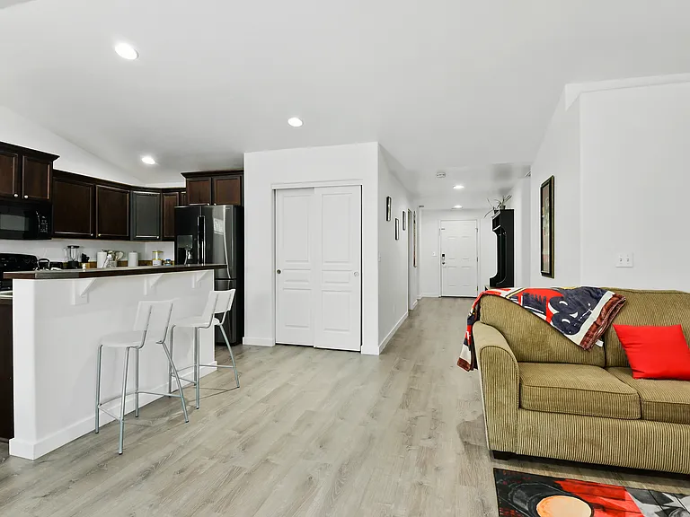1862 W 25th Ct — Photo 2