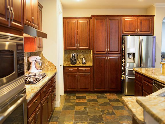 5th image of 1035 Hillsdale Ln