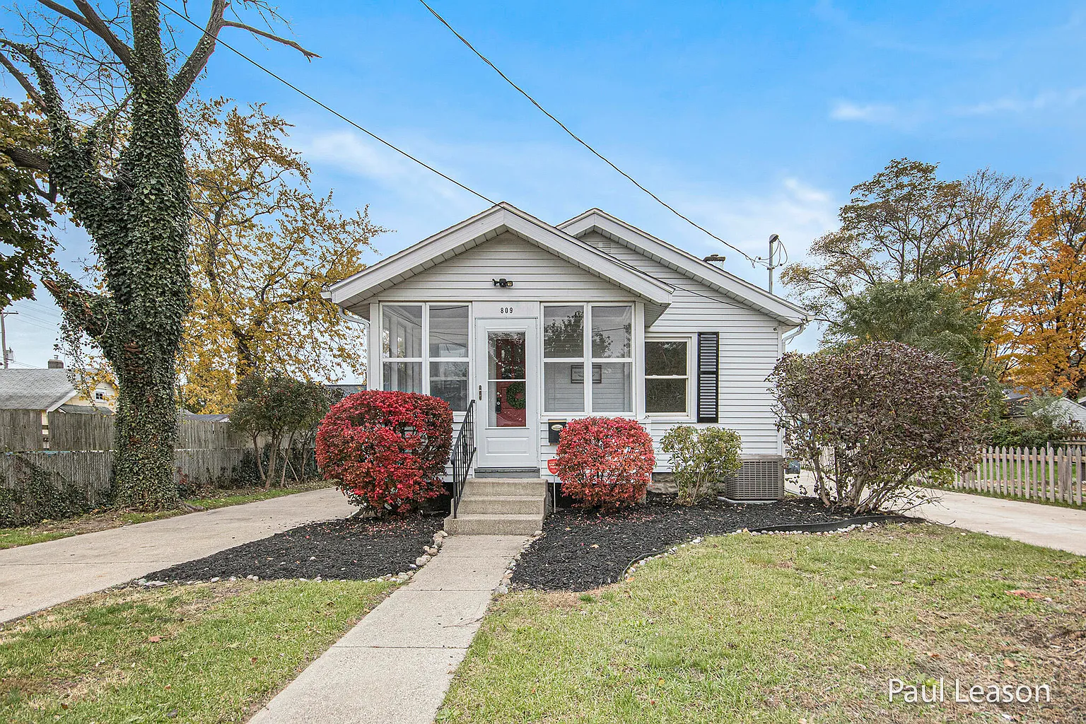 809 Hazen St SE photo 1