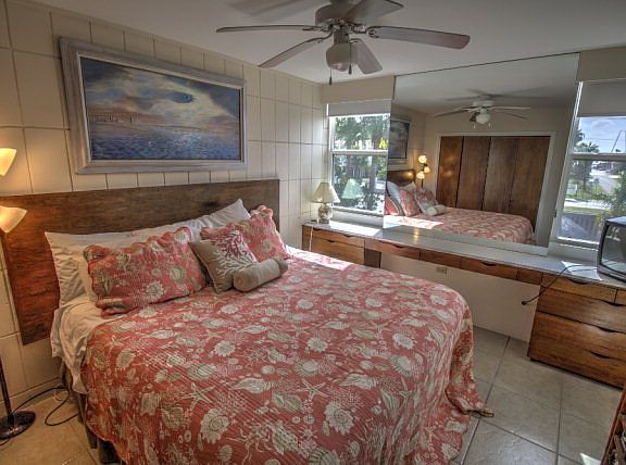 4th image of 2308 Gulf Blvd #202