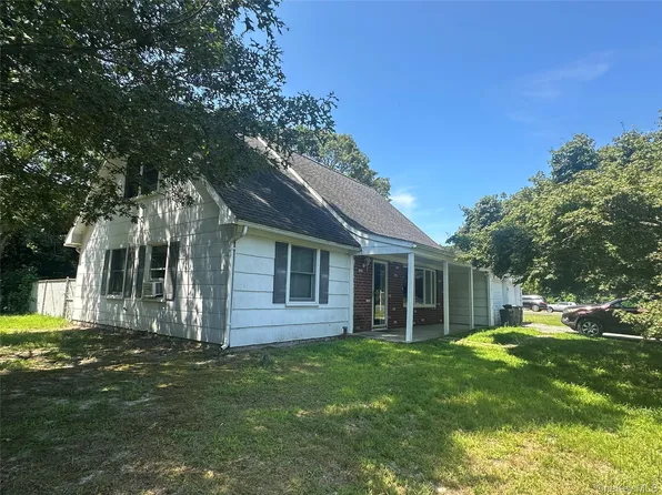 2 Hamilton Court, Coram, NY 11727