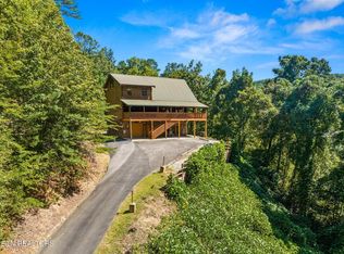 817 Boone Acres Ln, Pigeon Forge, TN 37863