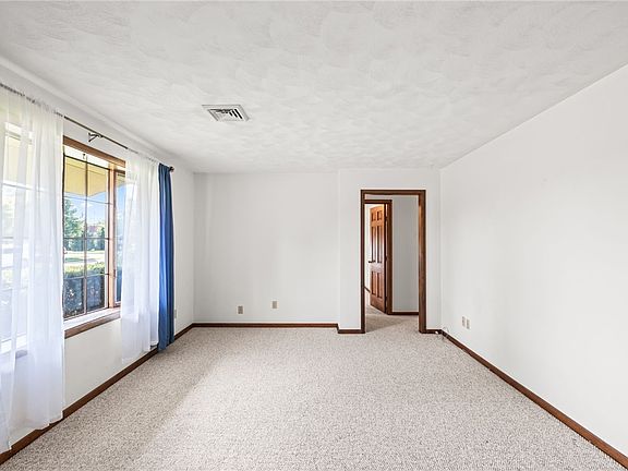 4th image of 303 Stevens St