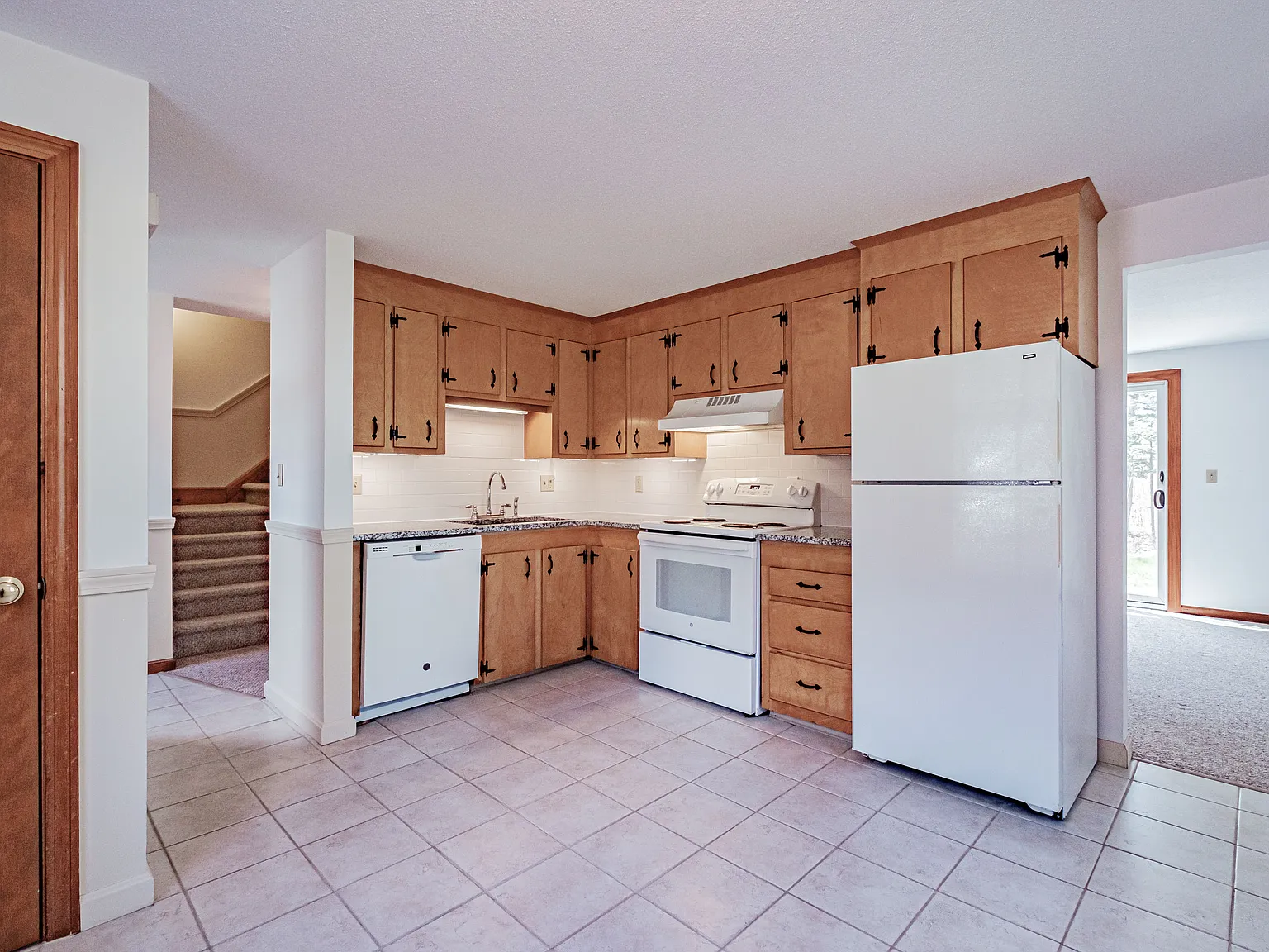 2 bed, 1.5 bath, 1300 sqft, $2,200 — Photo 3