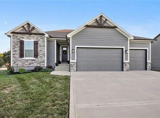 12105 Astor Ct, Peculiar, MO 64078
