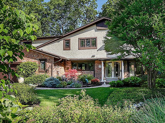 3rd image of 704 Essex Ct