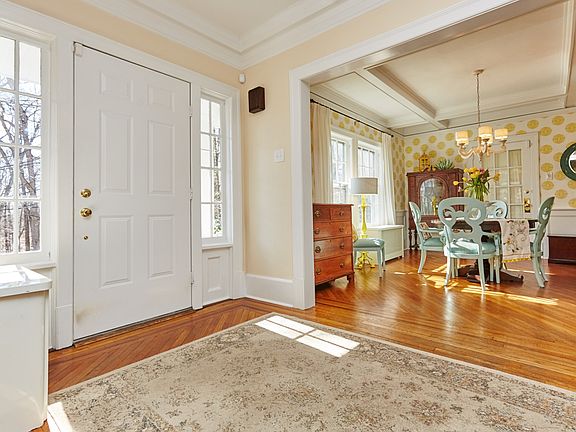 Bright and Spacious Foyer