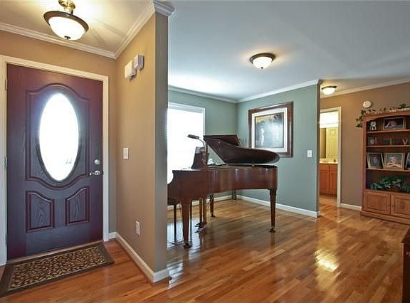 3rd image of 205 Autumn Wood Dr