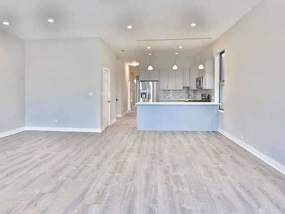 2nd image of 1542 N Oakley Blvd #3TF