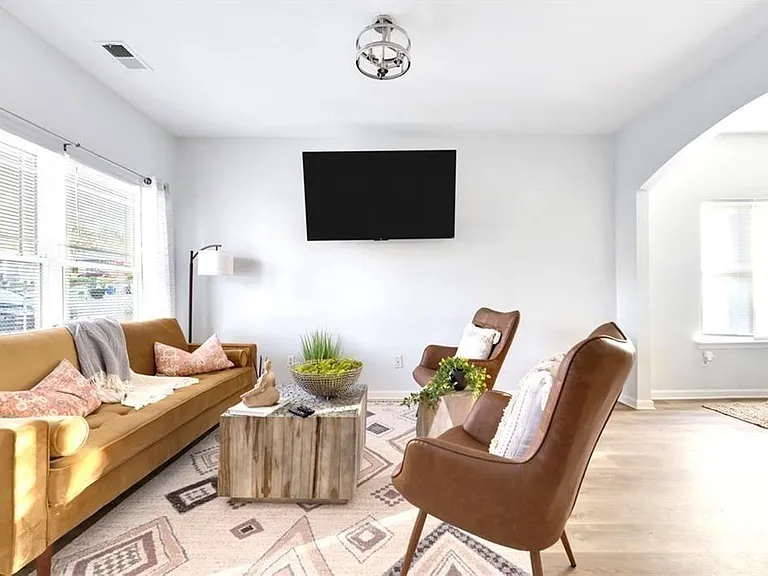 56 Holly Rd NW — Photo 3