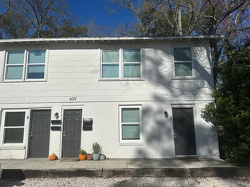 609 Comet St #4 Photo 1