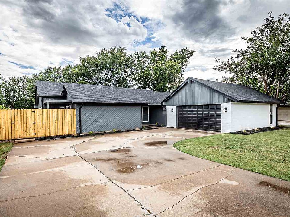 1st image of 3815 SE Camelot Dr