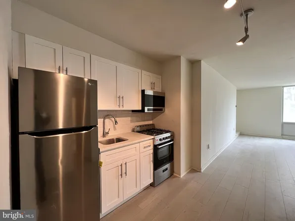 604 S Washington Sq APT 301, Philadelphia, PA 19106