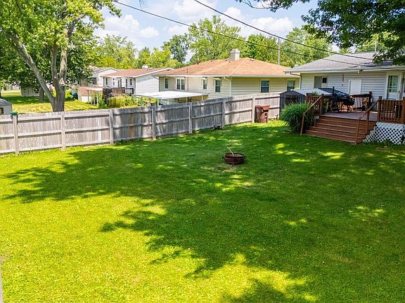 3rd image of 876 Sunset Dr