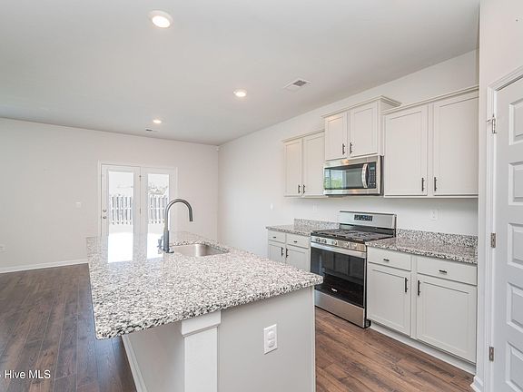 4th image of 511 Myrtle Crest