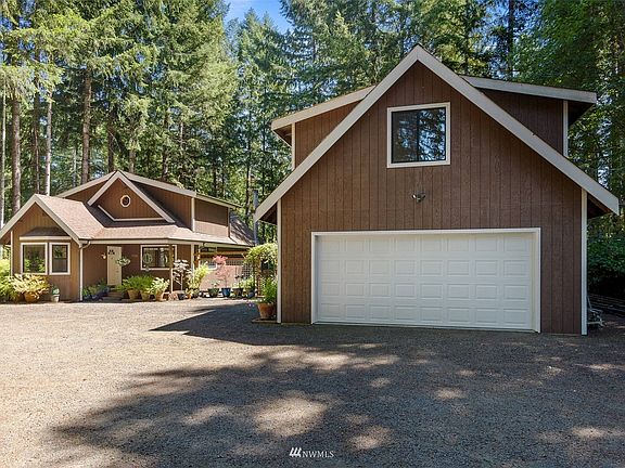 Detached Garage with huge bonus room above greets you as you come up the long driveway.>