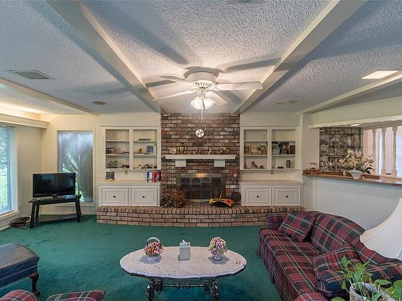Fireplace with cozy hearth and 2 builts ins