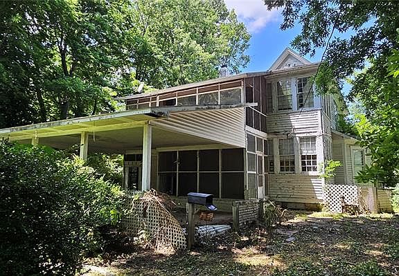 3rd image of 305 E Cypress St