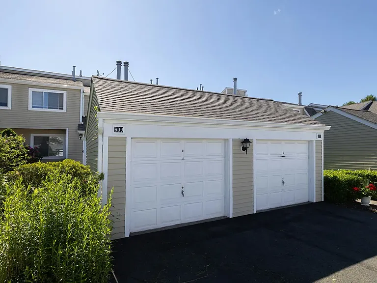 Detached garage