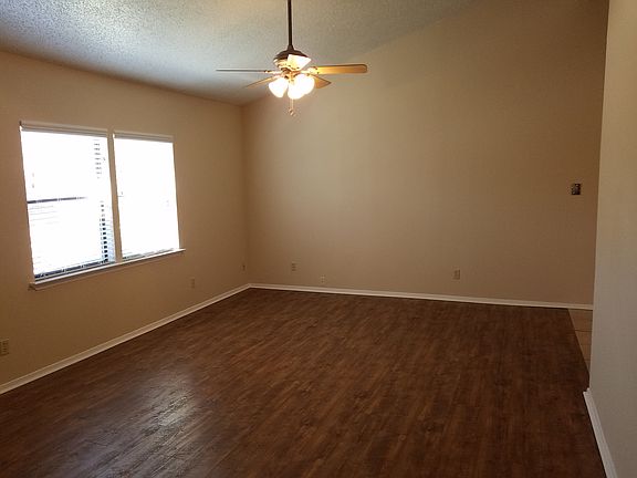 Ceiling fans in all rooms