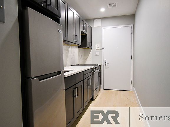 3rd image of 982 Findlay Ave APT 2B