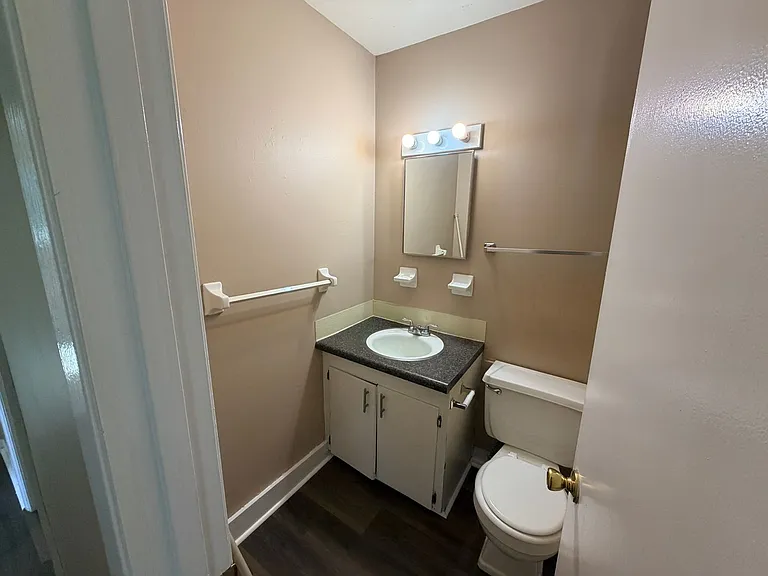 408 S College St — Photo 8
