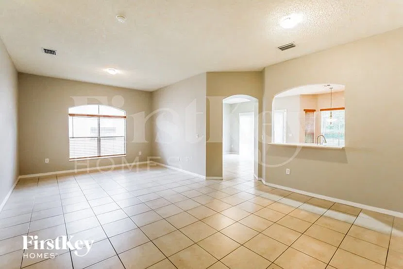 3 bed, 2.0 bath, 2195 sqft, $3,075 — Photo 2