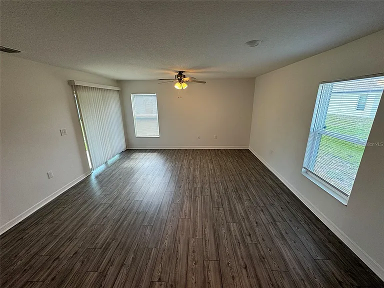 233 Kensington View Blvd — Photo 4