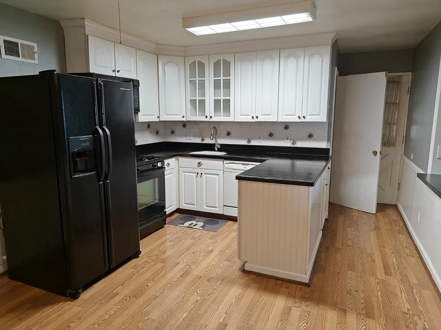 3 bed, 1.5 bath, 2464 sqft, $1,850 — Photo 3