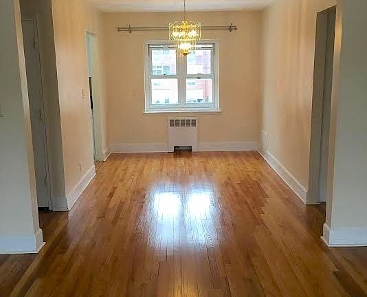 3rd image of 20 Hammond Pond Pkwy #4