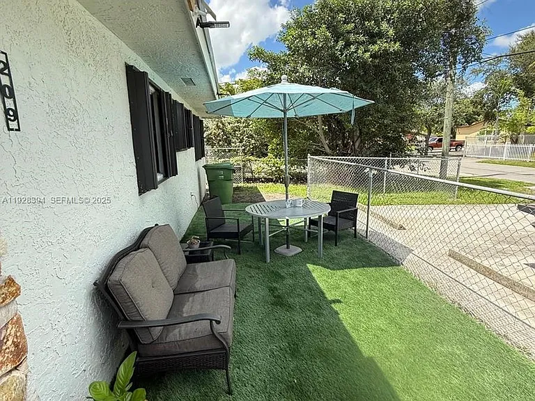 209 NW 7th Ct #1-2 — Photo 2