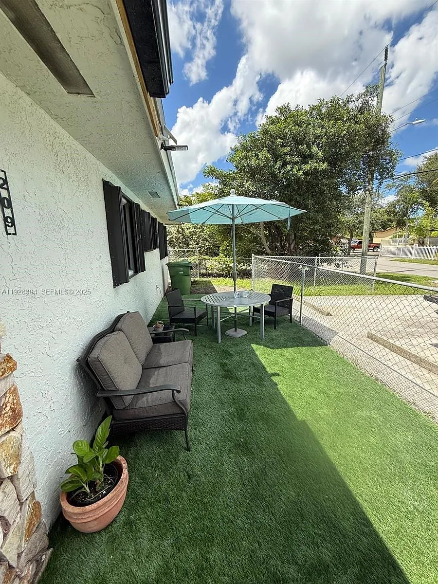 Building Photo - 209 NW 7th Ct #1-2