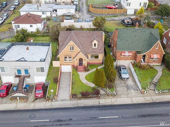 AERIAL VIEW OF THE SUBJECT PROPERTY AND NEIGHBORS ON EACH SIDE