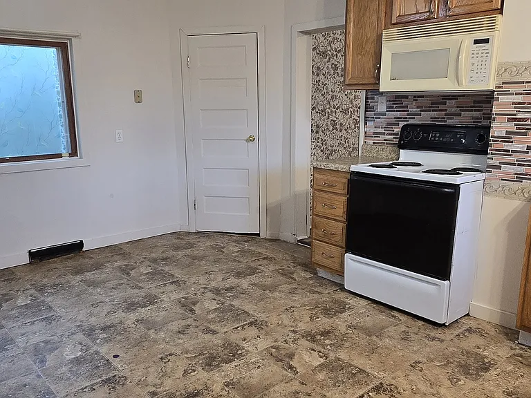224 Catherine St — Photo 45
