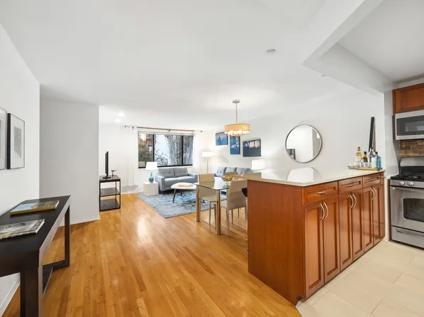 447 West 45th Street image 2 of 11