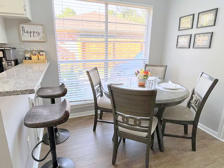 719 Park Knoll Ln — Photo 15